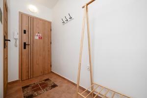 Manufaktura Cosy Apartment by BookingHost