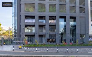 NeonSky Suites Upper Hill - Panoramic Views, Rooftop Pool, and Gym, Secure Parking