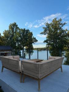 Idyllic cabin by the lake in Bestorp