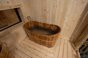 Entire Japanese inn, Free Wi-Fi & Free Parking for 2 Vehicles, Accommodates 16 Guests, Japanese Garden, Sauna, Open-Air Bath