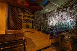 Entire Japanese inn, Free Wi-Fi & Free Parking for 2 Vehicles, Accommodates 16 Guests, Japanese Garden, Sauna, Open-Air Bath