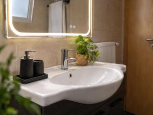 WhiteAlcyone Fit & Zen Apartment