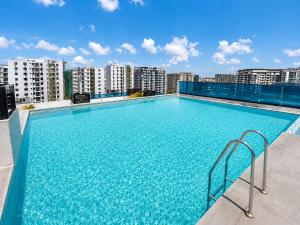 Luxury 3BR - Airport Pickup - Rooftop SeaView Pool Gym Terrace Near Airport