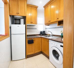 Apartment with balcony, Wifi, AC, 5 min walk to the beach