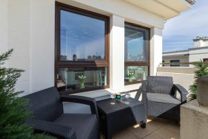 Jasnozielony Apartament z Klimatyzacją i Biurkiem by Noclegi Renters