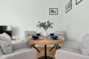 Jasnozielony Apartament z Klimatyzacją i Biurkiem by Noclegi Renters