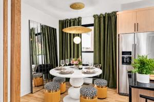 Neon balcony house - sleeps 12 near Broadway