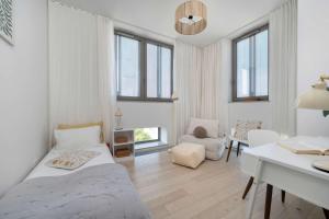 Przestronny Apartament z Tarasem i Parkingiem by Renters Restige