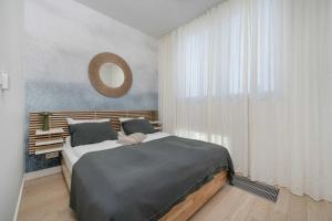 Przestronny Apartament z Tarasem i Parkingiem by Renters Restige
