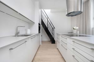 Przestronny Apartament z Tarasem i Parkingiem by Renters Restige