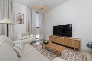Przestronny Apartament z Tarasem i Parkingiem by Renters Restige