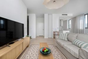 Przestronny Apartament z Tarasem i Parkingiem by Renters Restige