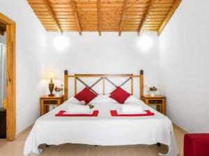 102 Bright Accomodation with Pool View