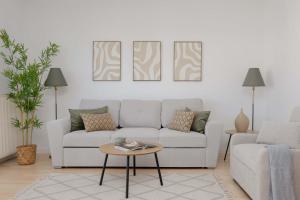 Comfortable Apartment with a Balcony and Parking by Noclegi Renters