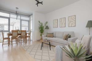 Comfortable Apartment with a Balcony and Parking by Noclegi Renters