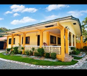 Seabreeze Beachfront Home and Cottages