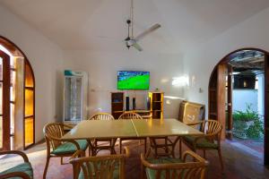 Cosy 1 BR with Swimming Pool & Garden & 25 Mins to Airport - C04