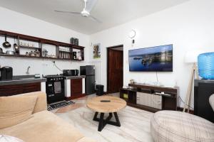 Cosy 1 BR with Swimming Pool & Garden & 25 Mins to Airport - C04