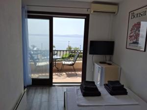 Seafront Studio Apartment+Balcony