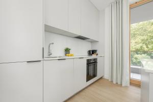 Stylish Apartments with Air Conditioning and Parking Near the Airport by Renters Prestige