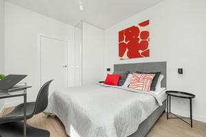 Stylish Apartments with Air Conditioning and Parking Near the Airport by Renters Prestige
