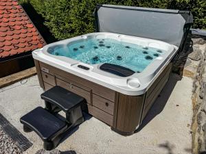 Glamping Avantura-Cozy Cabin for Two with Private Jacuzzi Kolpa Valley