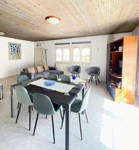 Villa "Jane", quiet, luxurious, family friendly, spacious, close to the beach!