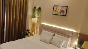 Nova Stay Premium Stay Near Pari Chowk and Expo Mart