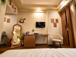 Nova Stay Premium Stay Near Pari Chowk and Expo Mart