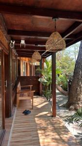 Nada Bungalows Ekas Bay