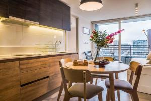 Charming 2BR Retreat for Five in Lively Nunoa