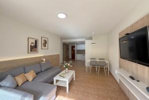 Spacious Garden View Apartment with Pool