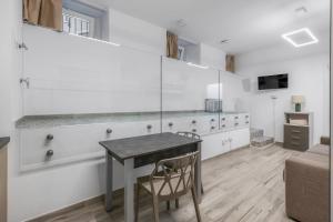 Central Milan - 2 private units for 4 - AC & WiFi