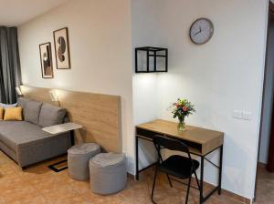Spacious Garden View Apartment with Pool