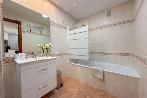 Spacious Garden View Apartment with Pool