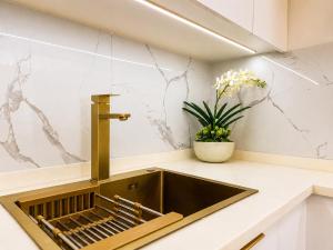 Parisian elegance Modern 1BR in Aeon Towers