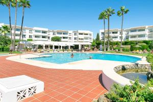 Modern Sea View Apt Pools Bar Near Gym