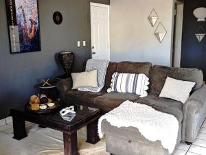 Walk to Beach - Pool Access - Walk to Restaurants