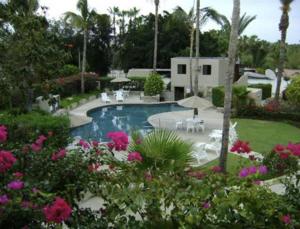 Walk to Beach - Pool Access - Walk to Restaurants