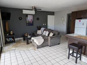 Walk to Beach - Pool Access - Walk to Restaurants
