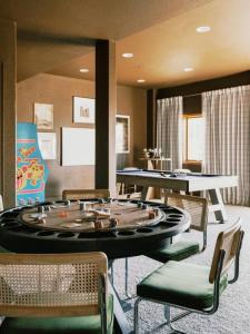 Designer Retreat with Hot Tub, Sauna, Gym and Game Room