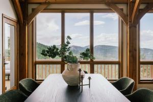 Designer Retreat with Hot Tub, Sauna, Gym and Game Room