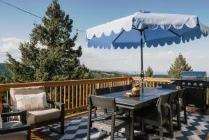 Designer Retreat with Hot Tub, Sauna, Gym and Game Room