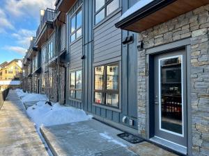 Pet-friendly Walk-Up Condo with Pool & Hot tub!