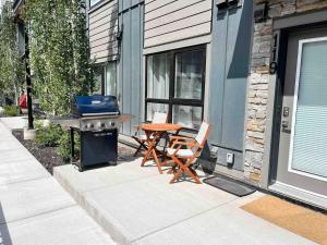 Pet-friendly Walk-Up Condo with Pool & Hot tub!