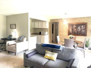 Sunlit Serenity-A Cozy Two-Bedroom Retreat