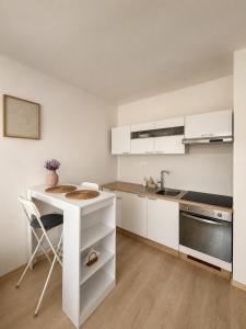 Bright & Cozy Studio with Free Parking