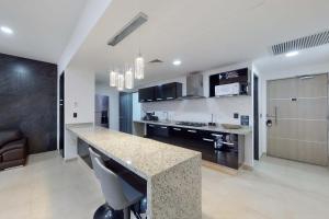 Cancun Malecon 2BR Pool Gym & Terrace