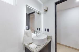 Cancun Malecon 2BR Pool Gym & Terrace