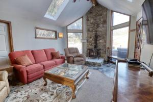 Large Ski Home: Seasonal Pool & Year-Round Hot Tub
